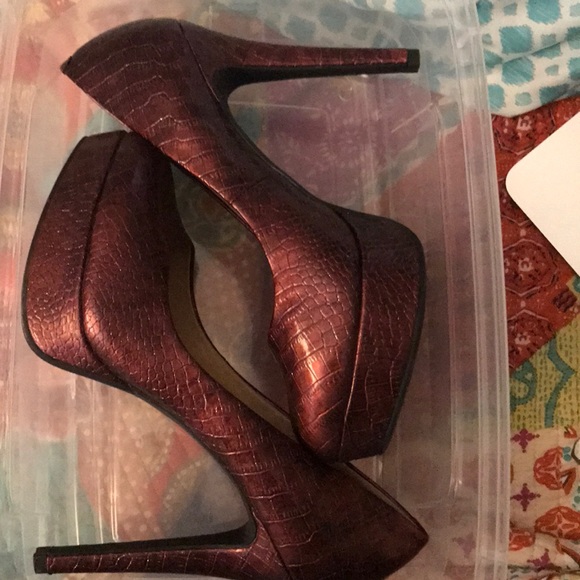 Gianni Bono women’s platform pumps. Great price! - Picture 1 of 2